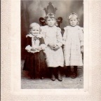 Young Children Elsie and Rosie handwritten on back of Pictur
